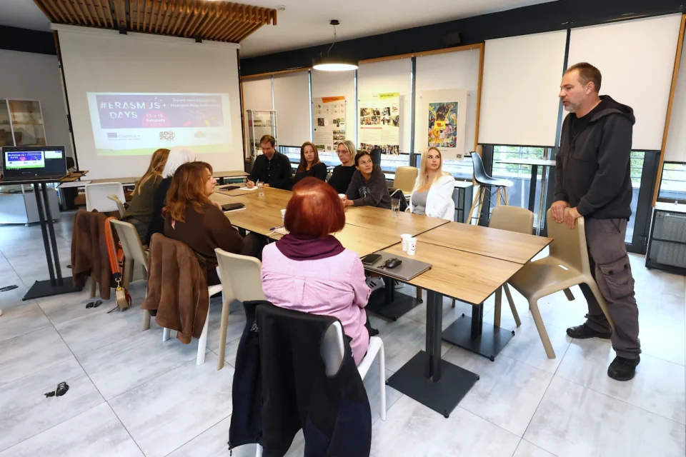 Ivan Cizelj, dipl. ing. agr., ravnatelj Ustanove Zoološki vrt Grada Zagreba: "Zoološki vrt Grada Zagreba nositelj je Erasmus+ akreditacije. U sklopu programa Erasmus+ naši timaritelji kontinuirano nadograđuju svoje znanje i jačaju vještine vezane uz dobrobit životinja. Pritom se educiraju i o tome kako svoje znanje i vještine prenositi mladim generacijama. Ponosni smo što sudjelujemo u obrazovanju veterinarskih tehničara iz Hrvatske, ali i drugih europskih zemalja". (Izvor: Zoološki vrt Grada Zagreba)
