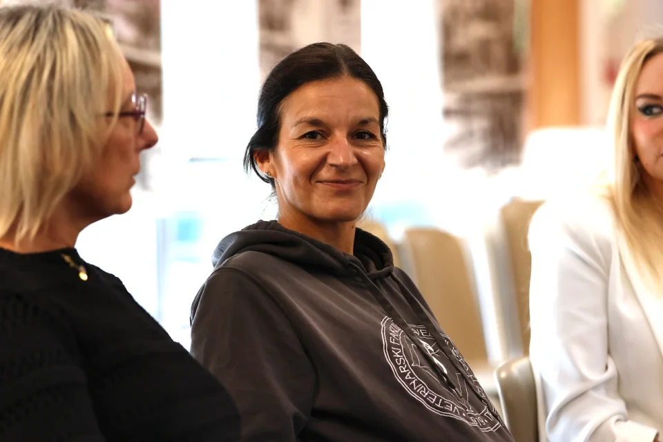 Izv. prof. dr. sc. Mirna Brkljačić, koordinatorica suradnje Veterinarskog fakulteta Sveučilišta u Zagrebu i Veterinarske škole: “Učenicima nastojimo pružiti što realniji uvid u različite aspekte rada veterinara i veterinarskih tehničara te ih potaknuti na daljnji profesionalni razvoj“.